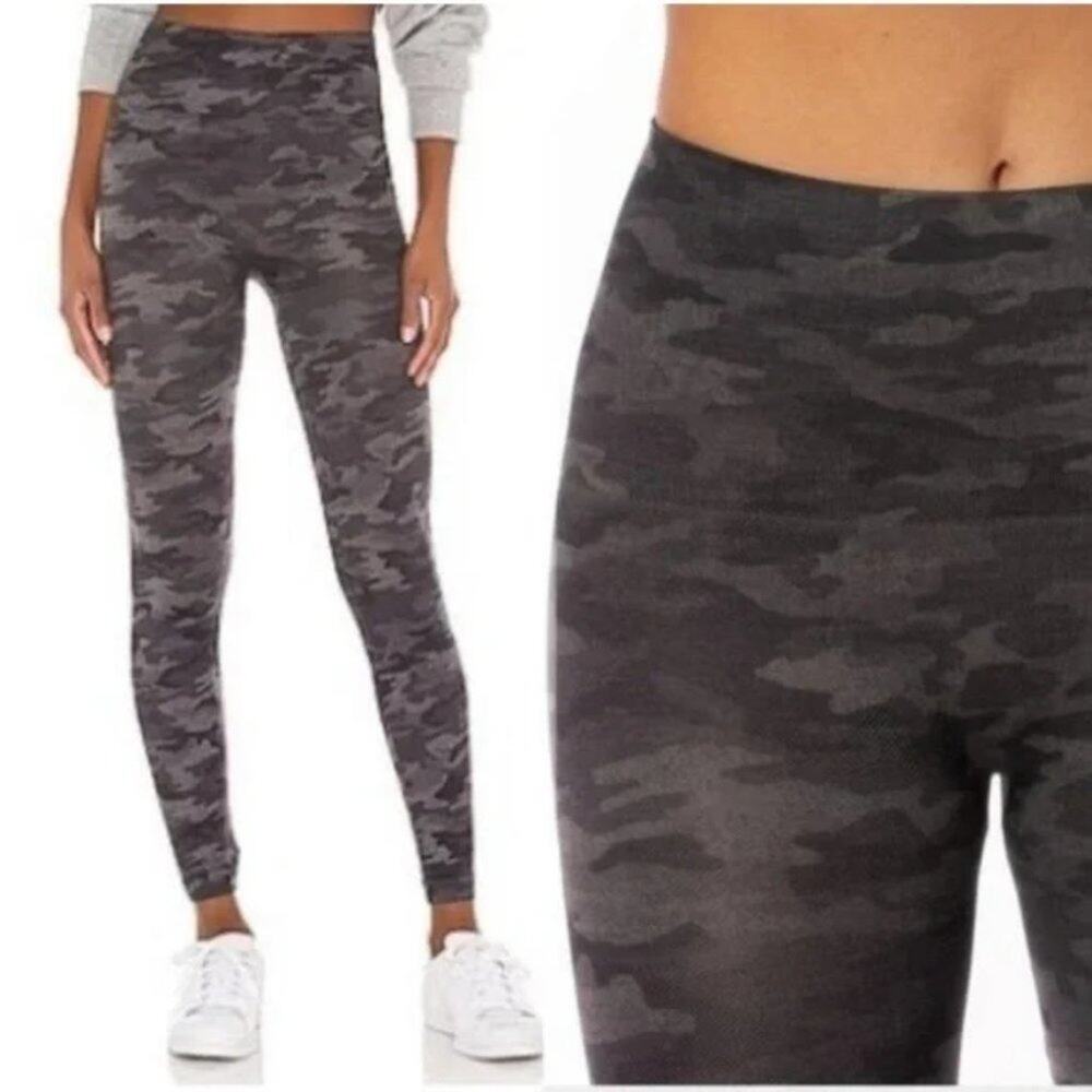 SPANX Look At Me Now Seamless Cropped Leggings Black Camo Size M Athletic Pants